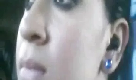 સુંદર ચિક pornofoto zralok ભજવે છે તેની સાથે મીઠી ભોસ ચુત